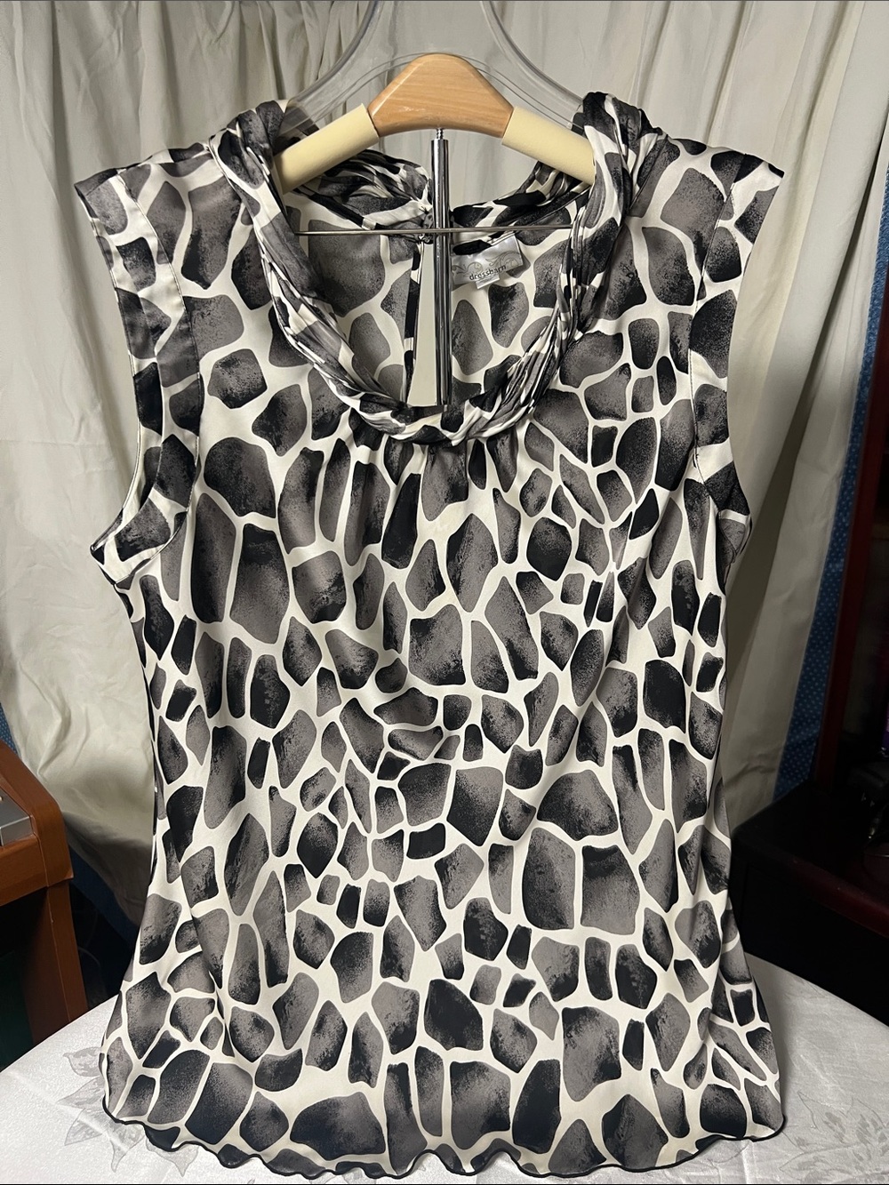 2X Dress Barn Woman Sleeveless Black & White Printed Cowl Neck Top